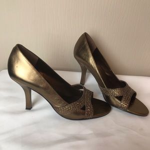 Bandolino bronze metallic pumps 7.5